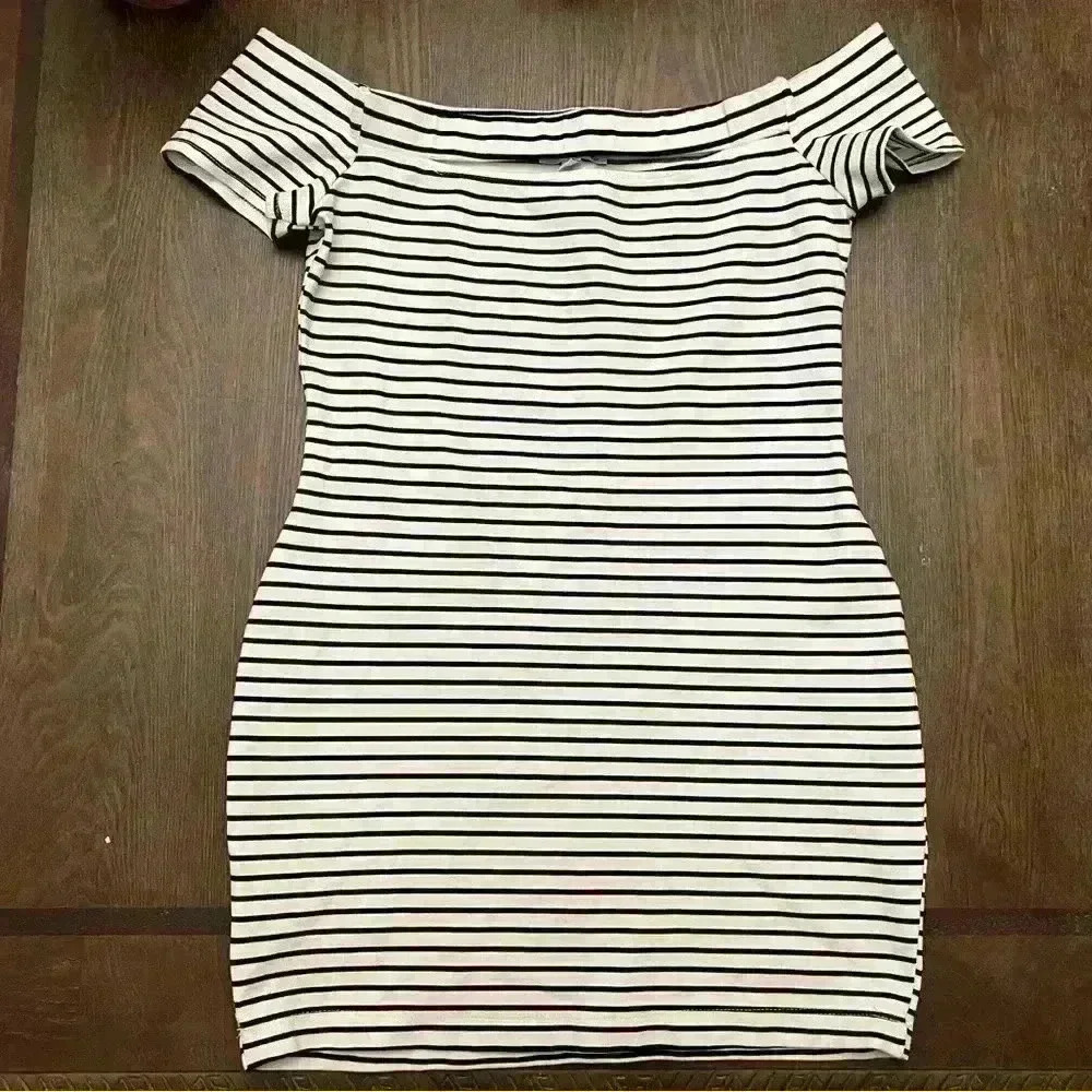 G by Guess - Marlene Off Shoulder Cutout Stripped Dress Size M - Picture 2 of 3